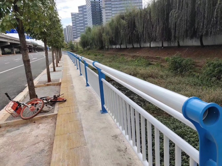 不銹鋼復(fù)合管護欄